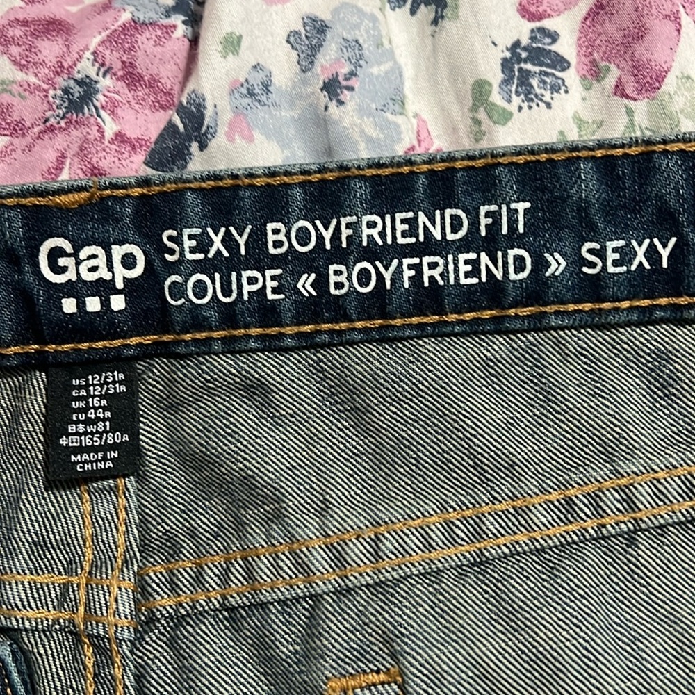 Womens Gap Sexy Boyfriend Fit Jean
Used only once .
US size 12/31